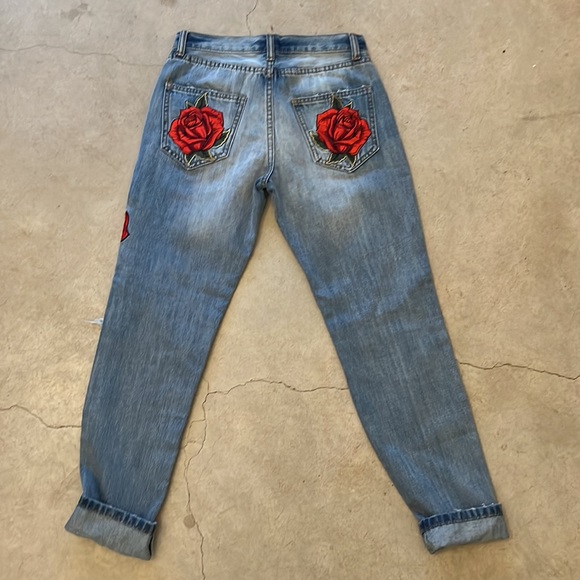 Ripped Ankle length jeans with rose appliqués. - Picture 3 of 3
